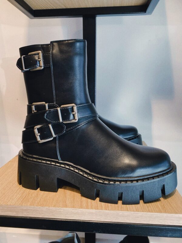 Botas con hebillas